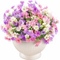 Mehrfarbiges künstliches Blumenarrangement im Keramiktopf